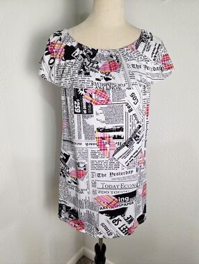 Lexington Ave Black & White Newspaper Print Dress with Pink Plaid Lips, Large
